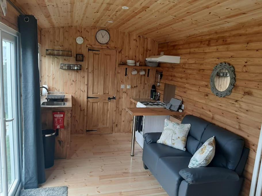 Anglesey New Modern Shepherds Hut With Spa Hot Tub Gwalchmai Bagian luar foto