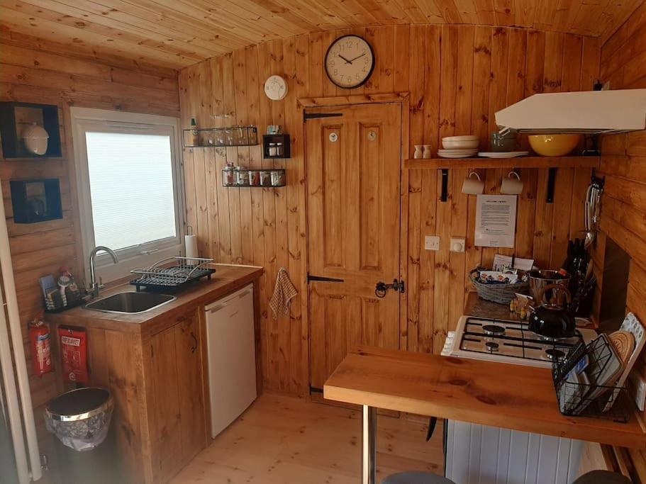 Anglesey New Modern Shepherds Hut With Spa Hot Tub Gwalchmai Bagian luar foto