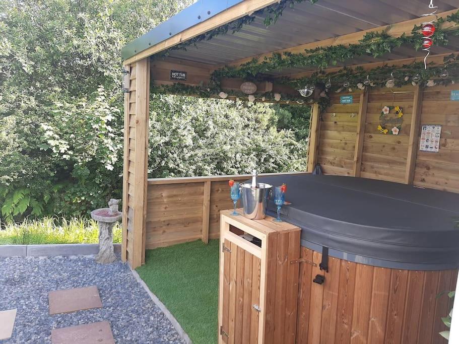 Anglesey New Modern Shepherds Hut With Spa Hot Tub Gwalchmai Bagian luar foto