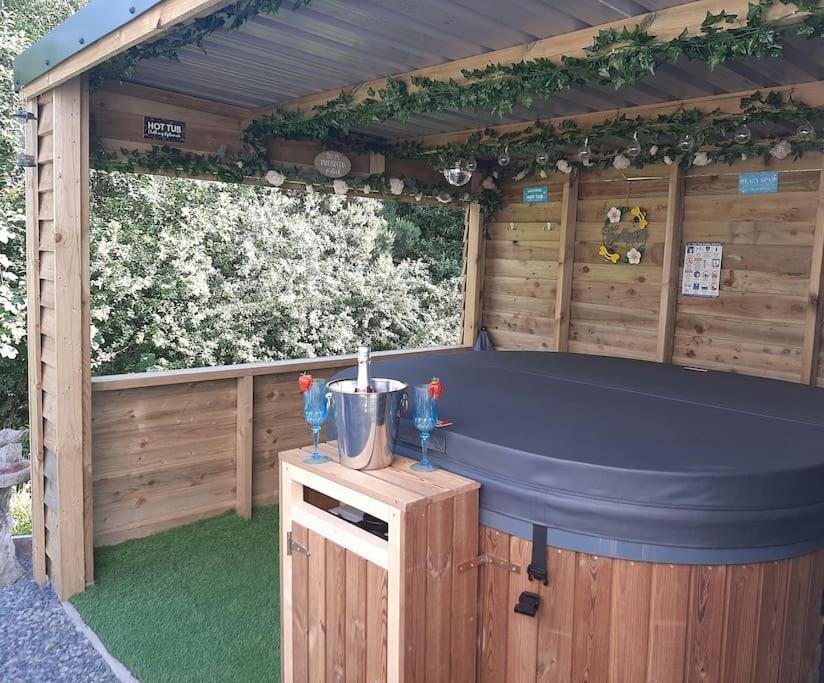 Anglesey New Modern Shepherds Hut With Spa Hot Tub Gwalchmai Bagian luar foto