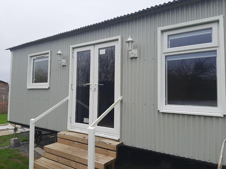 Anglesey New Modern Shepherds Hut With Spa Hot Tub Gwalchmai Bagian luar foto