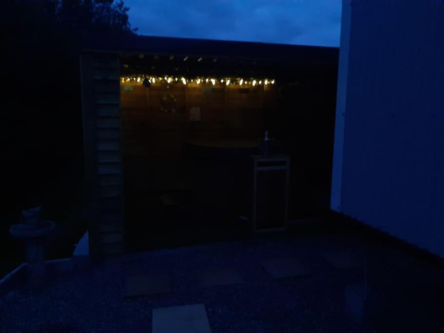 Anglesey New Modern Shepherds Hut With Spa Hot Tub Gwalchmai Bagian luar foto