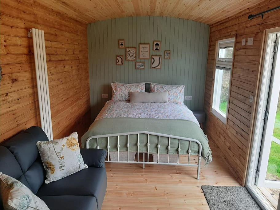 Anglesey New Modern Shepherds Hut With Spa Hot Tub Gwalchmai Bagian luar foto