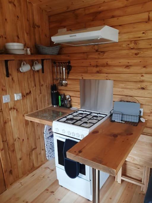 Anglesey New Modern Shepherds Hut With Spa Hot Tub Gwalchmai Bagian luar foto