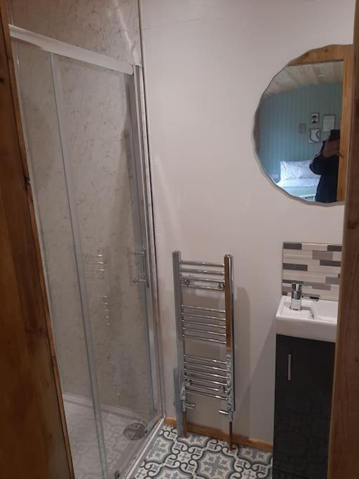 Anglesey New Modern Shepherds Hut With Spa Hot Tub Gwalchmai Bagian luar foto