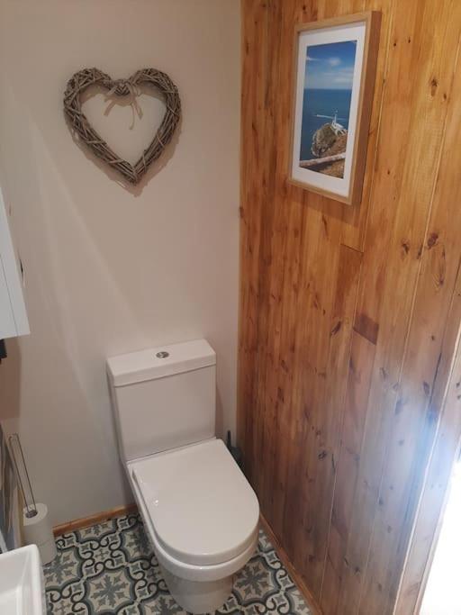 Anglesey New Modern Shepherds Hut With Spa Hot Tub Gwalchmai Bagian luar foto
