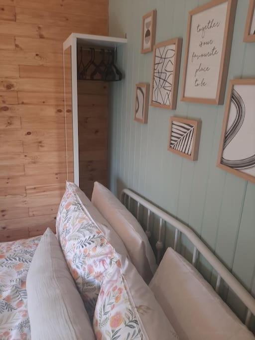 Anglesey New Modern Shepherds Hut With Spa Hot Tub Gwalchmai Bagian luar foto