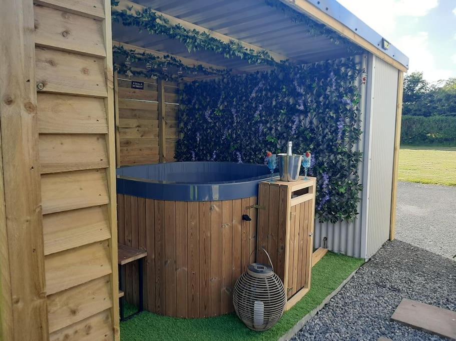 Anglesey New Modern Shepherds Hut With Spa Hot Tub Gwalchmai Bagian luar foto
