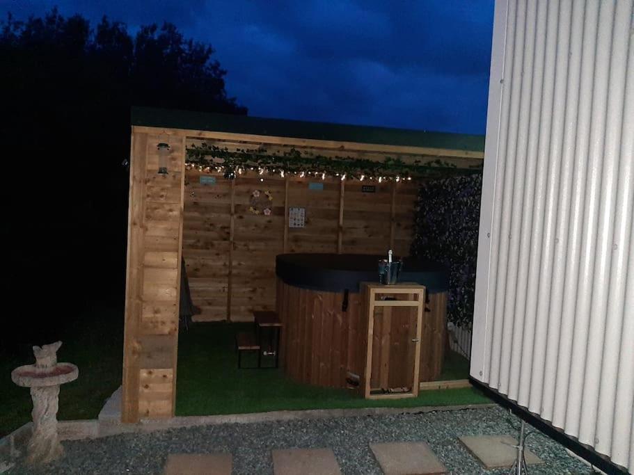 Anglesey New Modern Shepherds Hut With Spa Hot Tub Gwalchmai Bagian luar foto
