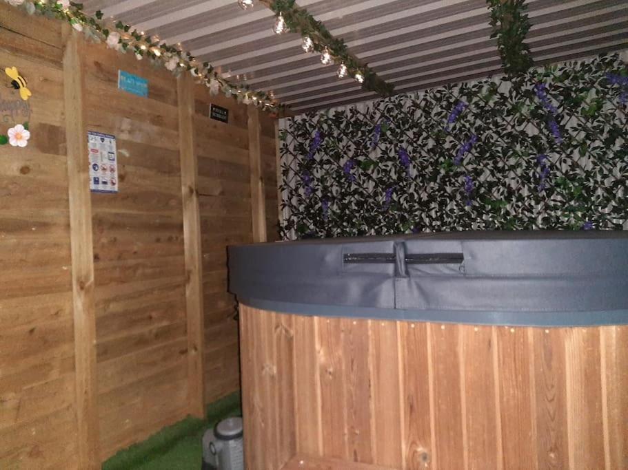 Anglesey New Modern Shepherds Hut With Spa Hot Tub Gwalchmai Bagian luar foto