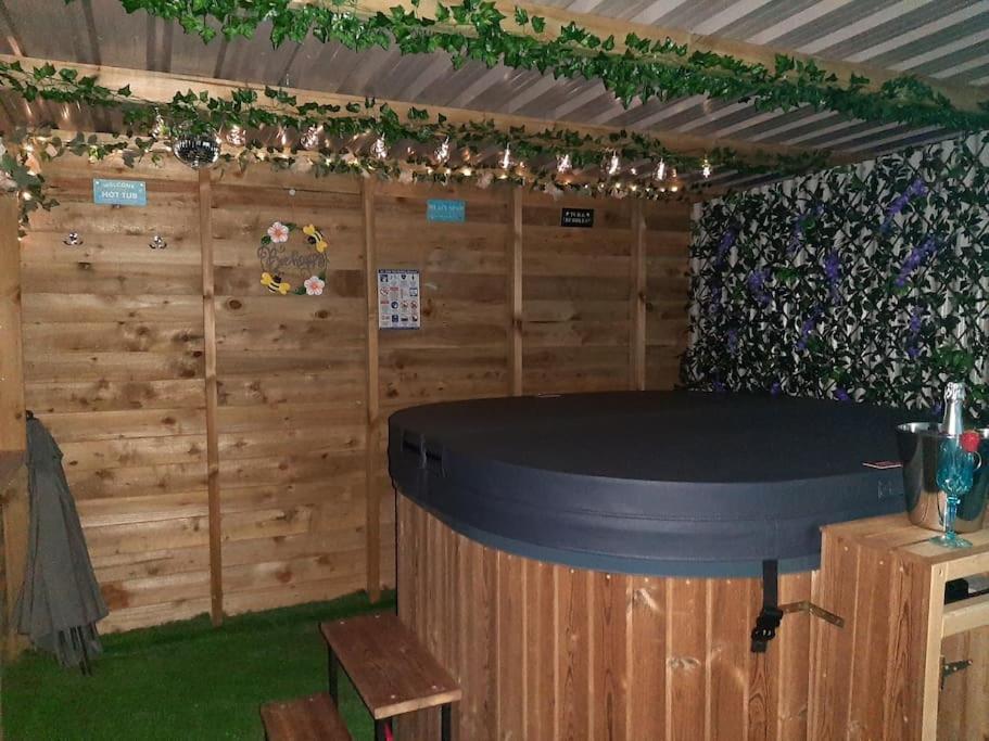 Anglesey New Modern Shepherds Hut With Spa Hot Tub Gwalchmai Bagian luar foto