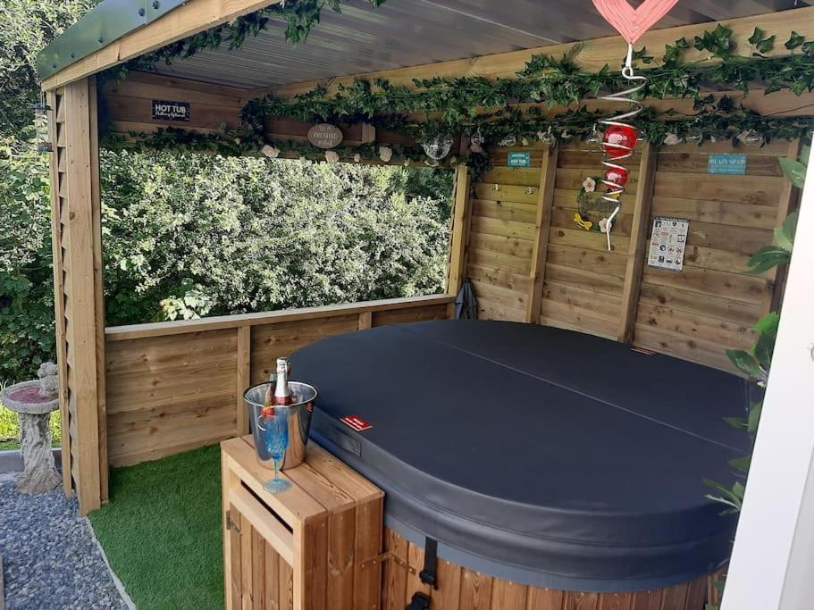 Anglesey New Modern Shepherds Hut With Spa Hot Tub Gwalchmai Bagian luar foto