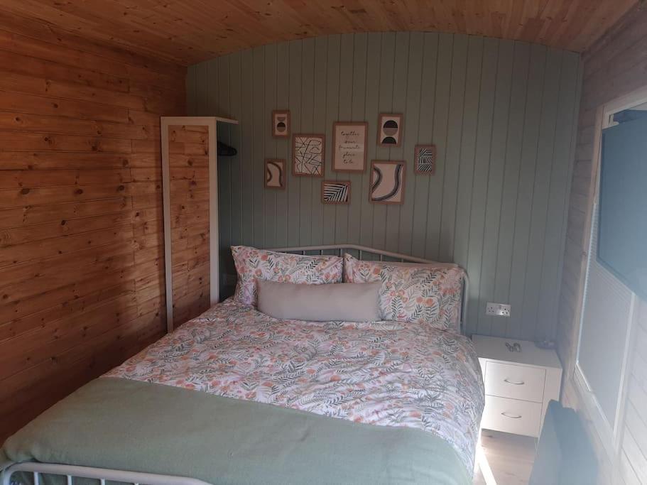 Anglesey New Modern Shepherds Hut With Spa Hot Tub Gwalchmai Bagian luar foto