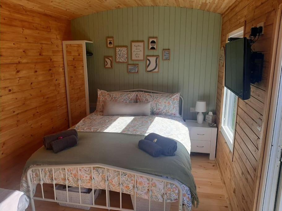 Anglesey New Modern Shepherds Hut With Spa Hot Tub Gwalchmai Bagian luar foto