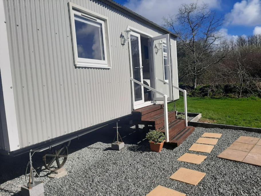 Anglesey New Modern Shepherds Hut With Spa Hot Tub Gwalchmai Bagian luar foto