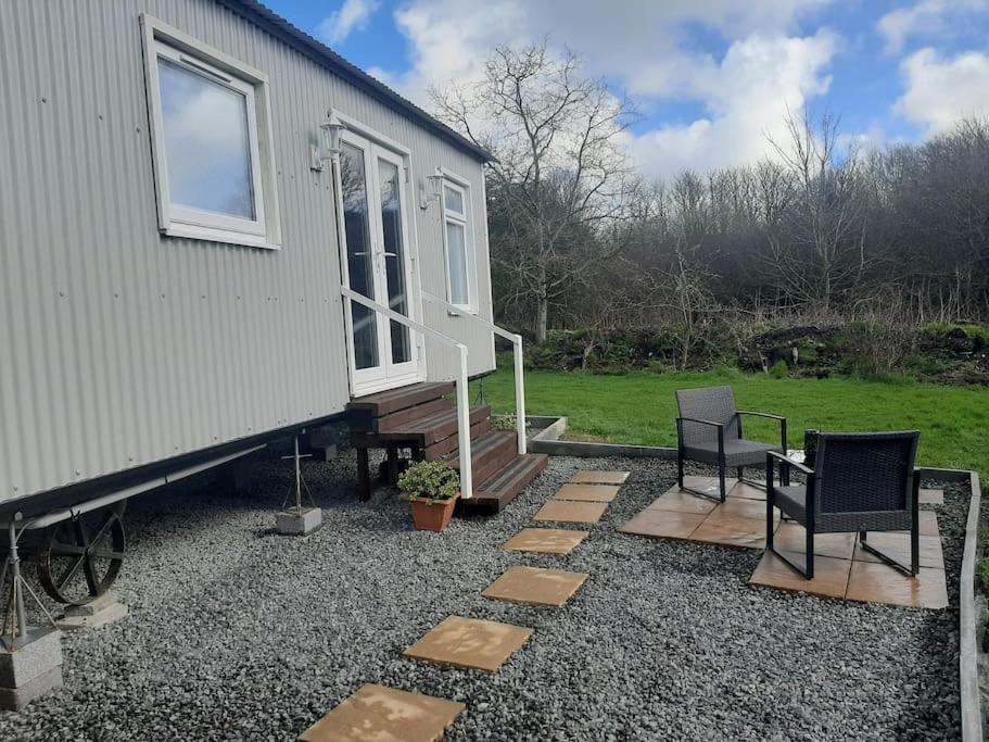Anglesey New Modern Shepherds Hut With Spa Hot Tub Gwalchmai Bagian luar foto