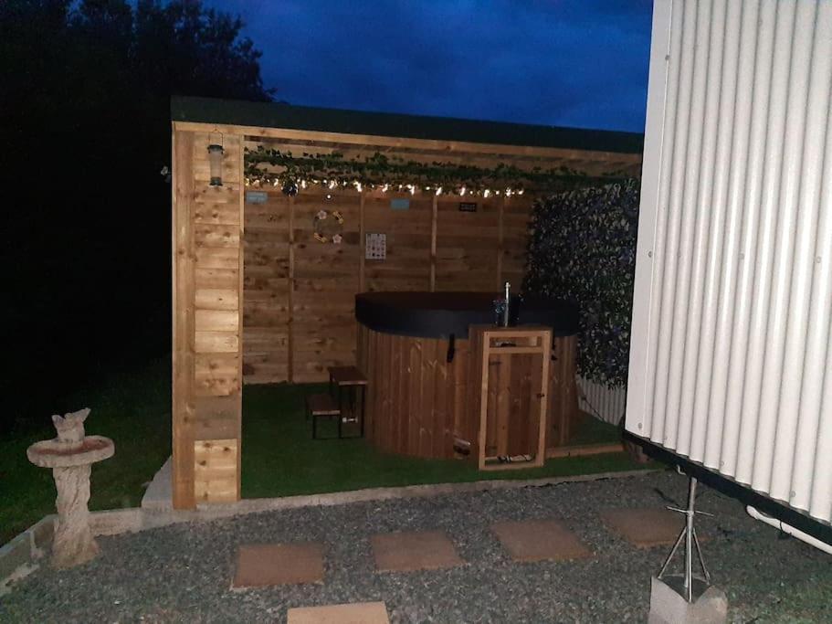 Anglesey New Modern Shepherds Hut With Spa Hot Tub Gwalchmai Bagian luar foto